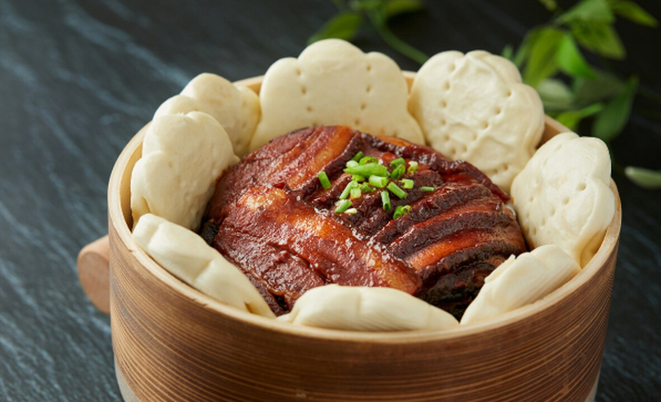 酱梅肉荷叶饼是一道非常好吃的蒸菜.