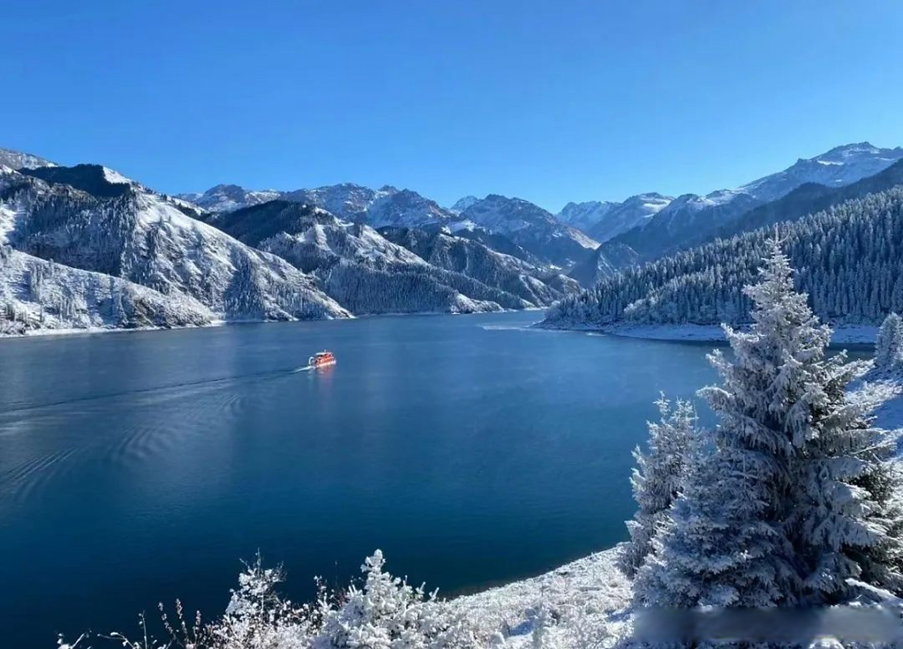新疆天山天池看雪景图片 新疆天山天池看雪景图片