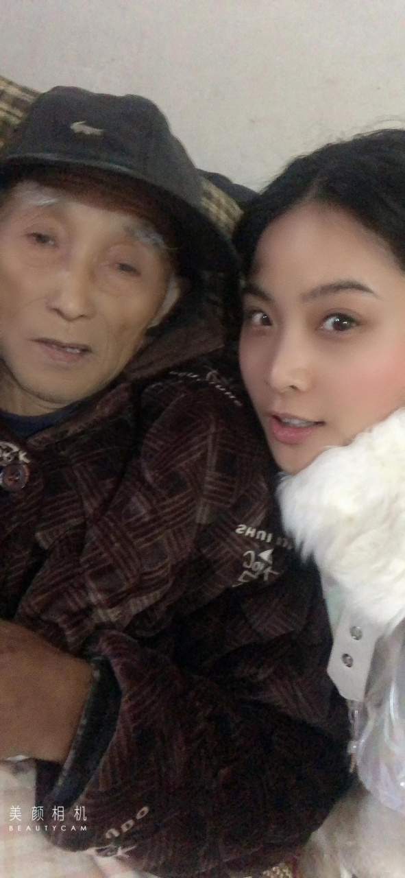 河南女孩夏晚晴靠直播为爷爷赚到六万多医药费,不仅