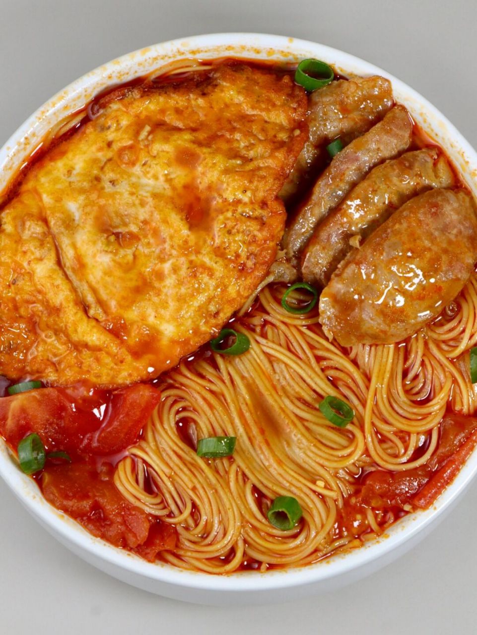 番茄鸡蛋面简单好吃,热乎乎一大碗好吃01 这款茄汁鸡蛋面加上香肠