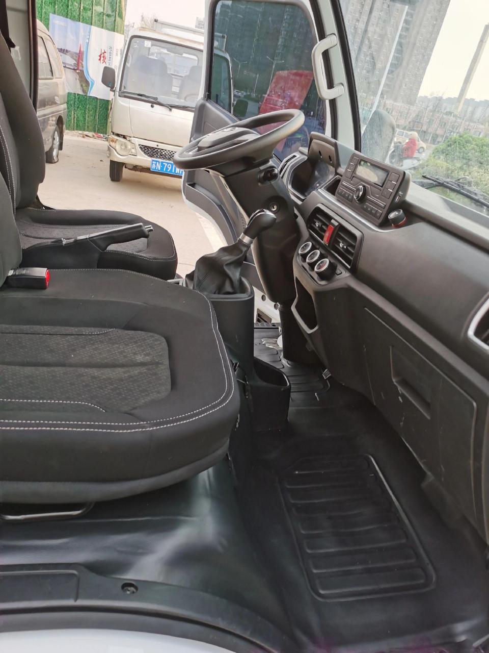 南京跃进s80,柴油版,箱长3.7米,实表行驶1.