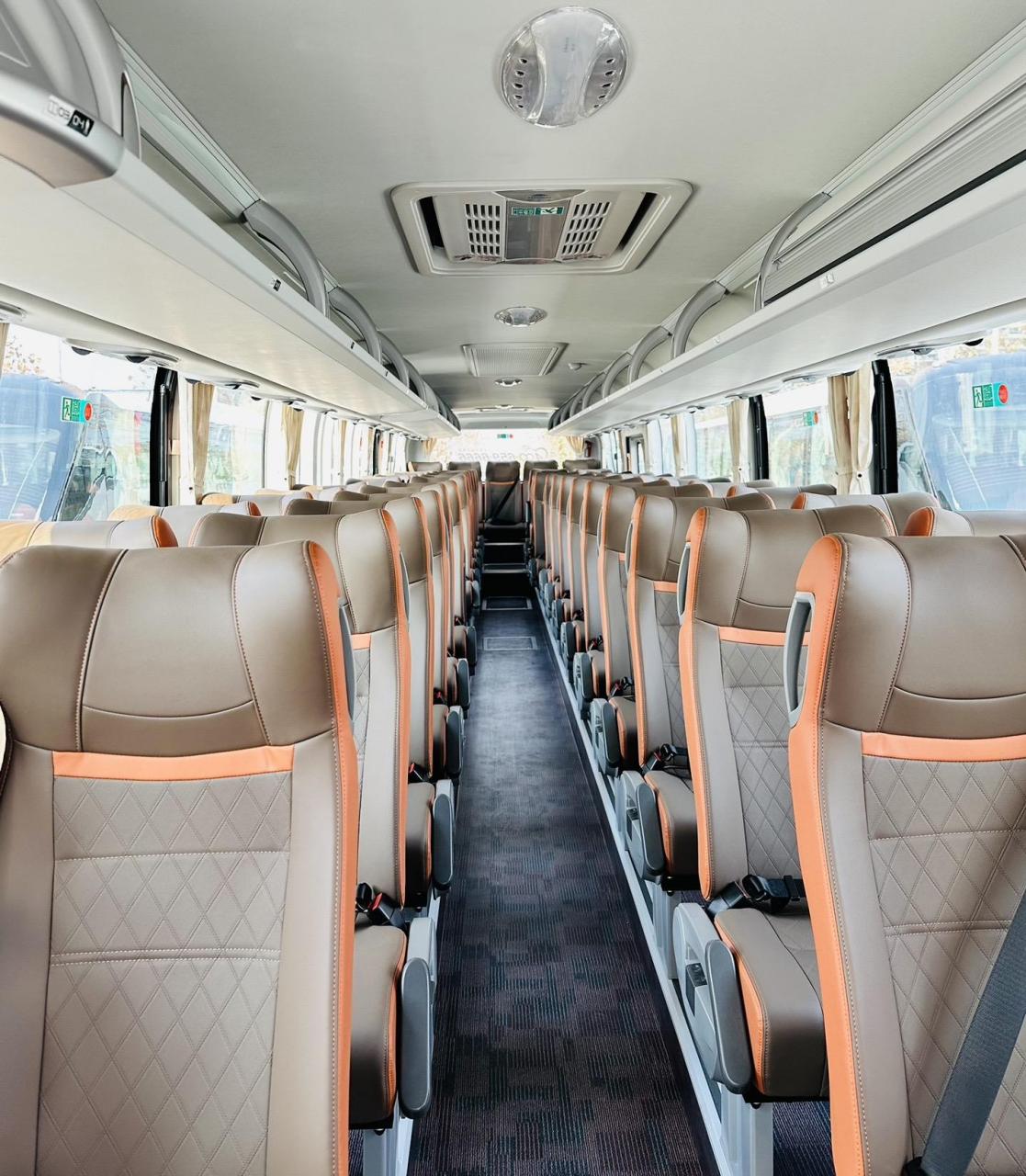 本公司新上宇通6137公路之王  全新56座客车  底盘升降  车载点歌系统