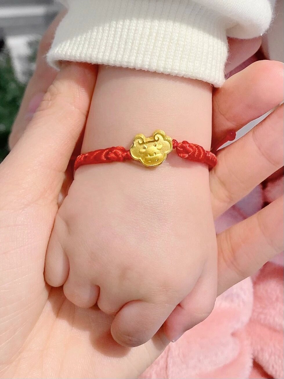 金手镯一般多少克给宝宝戴金照片小孩子满月戴手黄金吊坠小婴儿戴的金