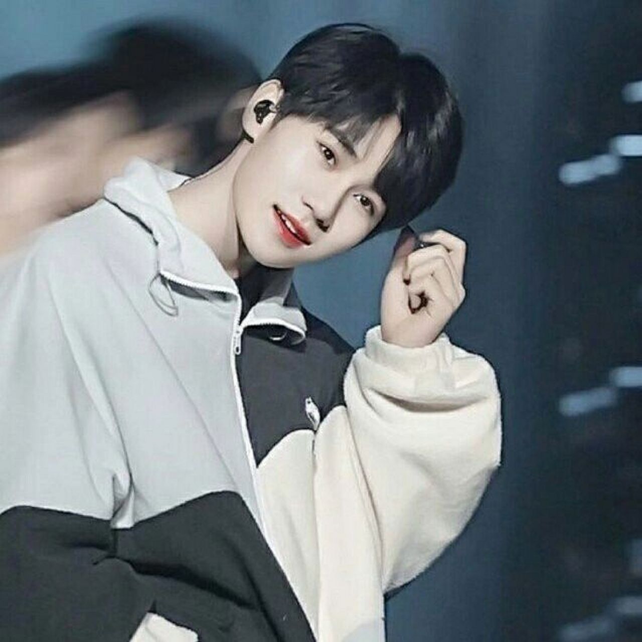 张真源氛围感头像  啧啧,永远臣服于小张张的神图