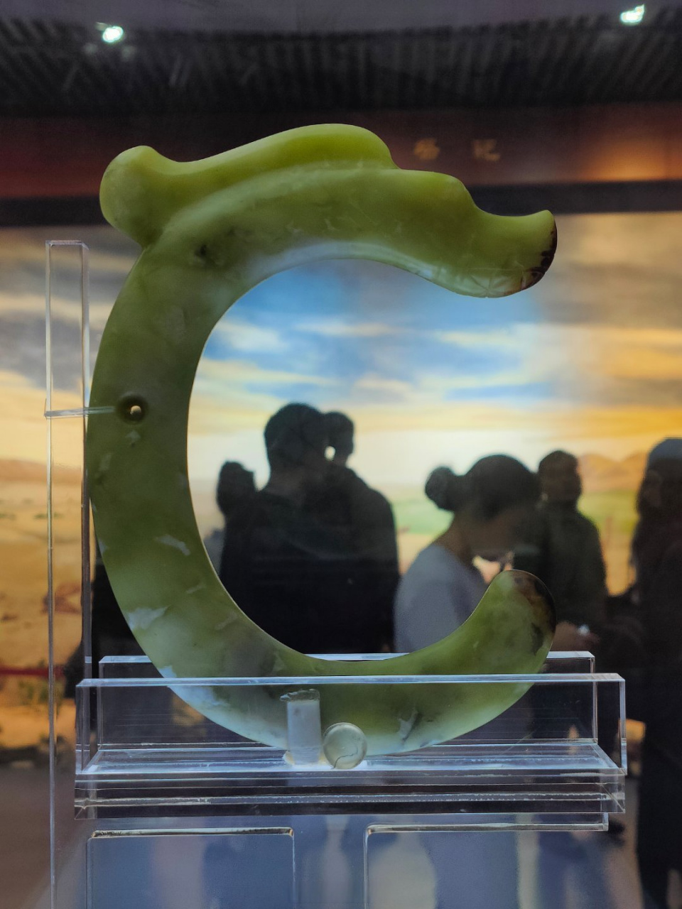 碧玉龙,墨绿如玉,卷曲如c,被誉为"中华第一龙",尽显红山文化之精髓.