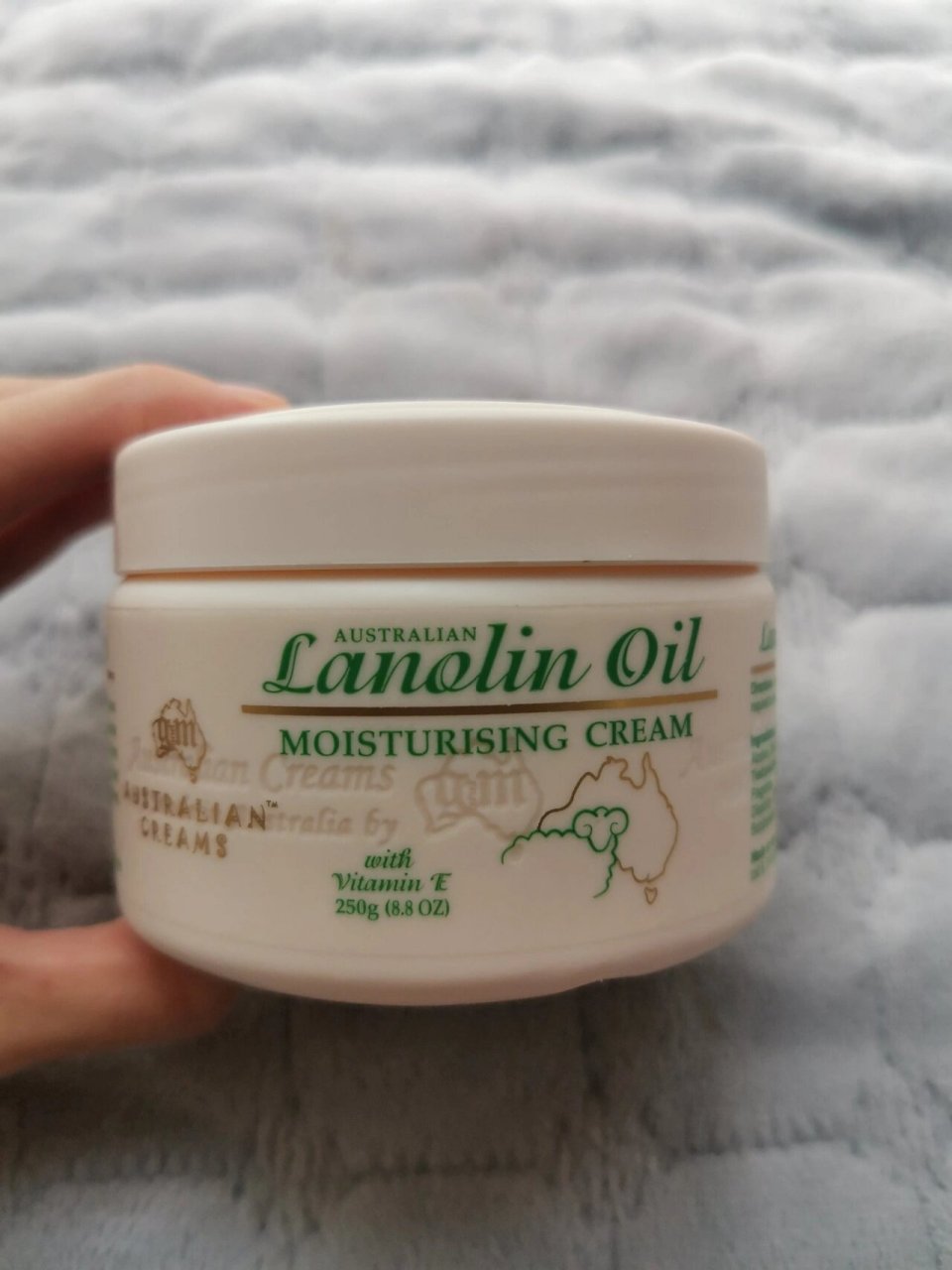 澳洲绵羊油只是一个别称,真正的名字是澳芝曼绵羊脂滋润维e霜.