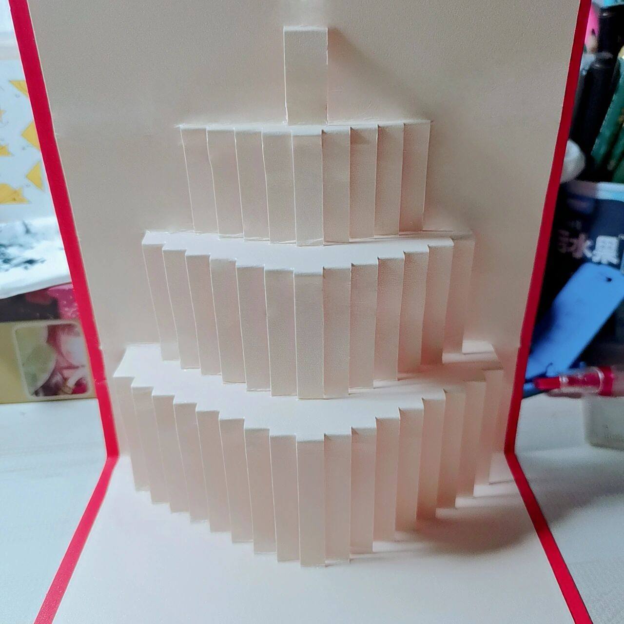 立体生日蛋糕贺卡  ①绘制模板马克笔绘画,装饰 ②使用刻刀将竖直的线