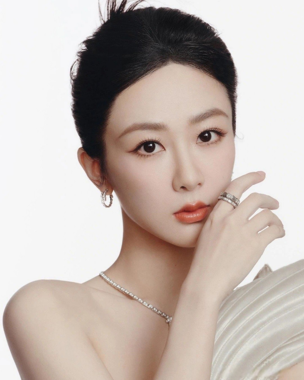 杨紫ins更新最美大片,这也太美了吧!白天鹅,白天鹅!