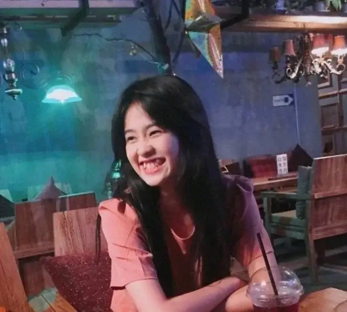 白鹿早期的虎牙笑起来好可爱,应该留着的,感觉比现在更有辨识度,虽然