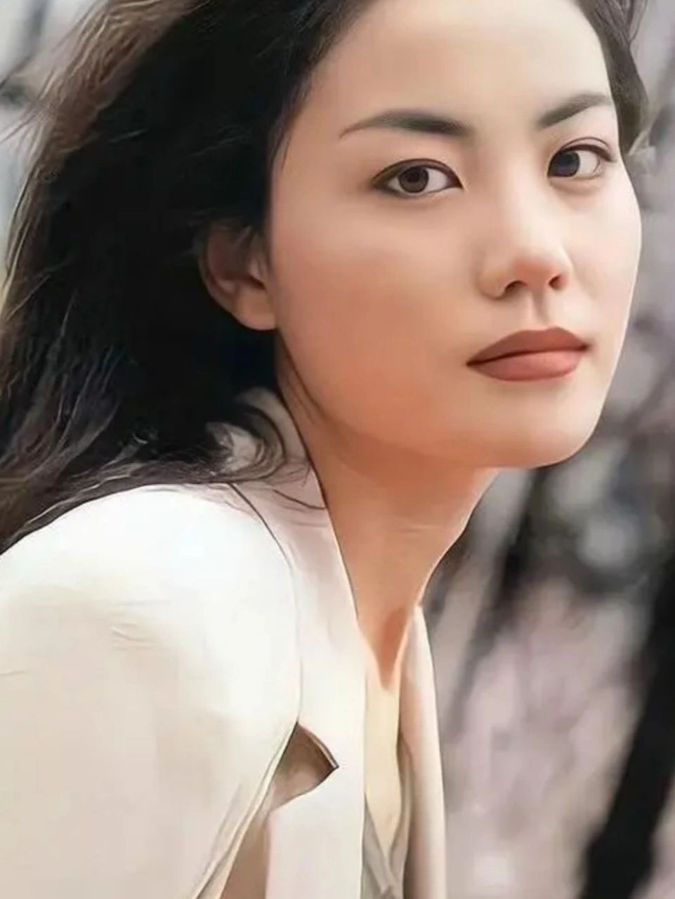 王菲面相分析 王菲,额头高又饱满,下颚宽,眉毛浓颧骨大,心气高,给人