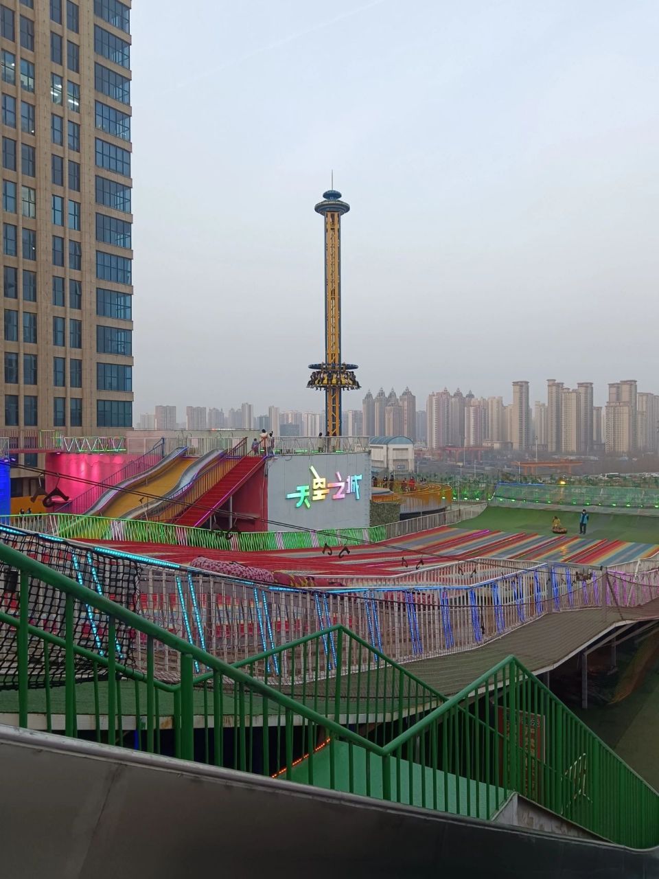 石家庄塔坛天空之城游乐场游玩攻略 一,门票 30元,所有项目不限次数.