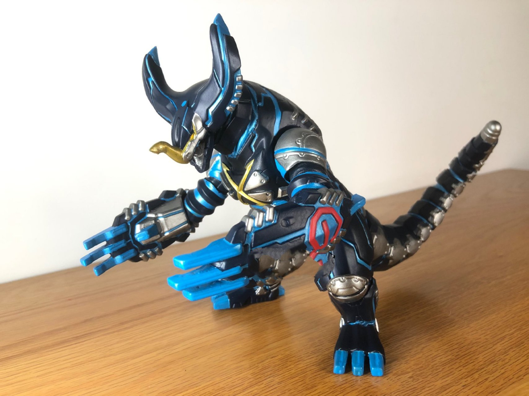 「电子哥莫拉」自改皮套版可动手办照片展示