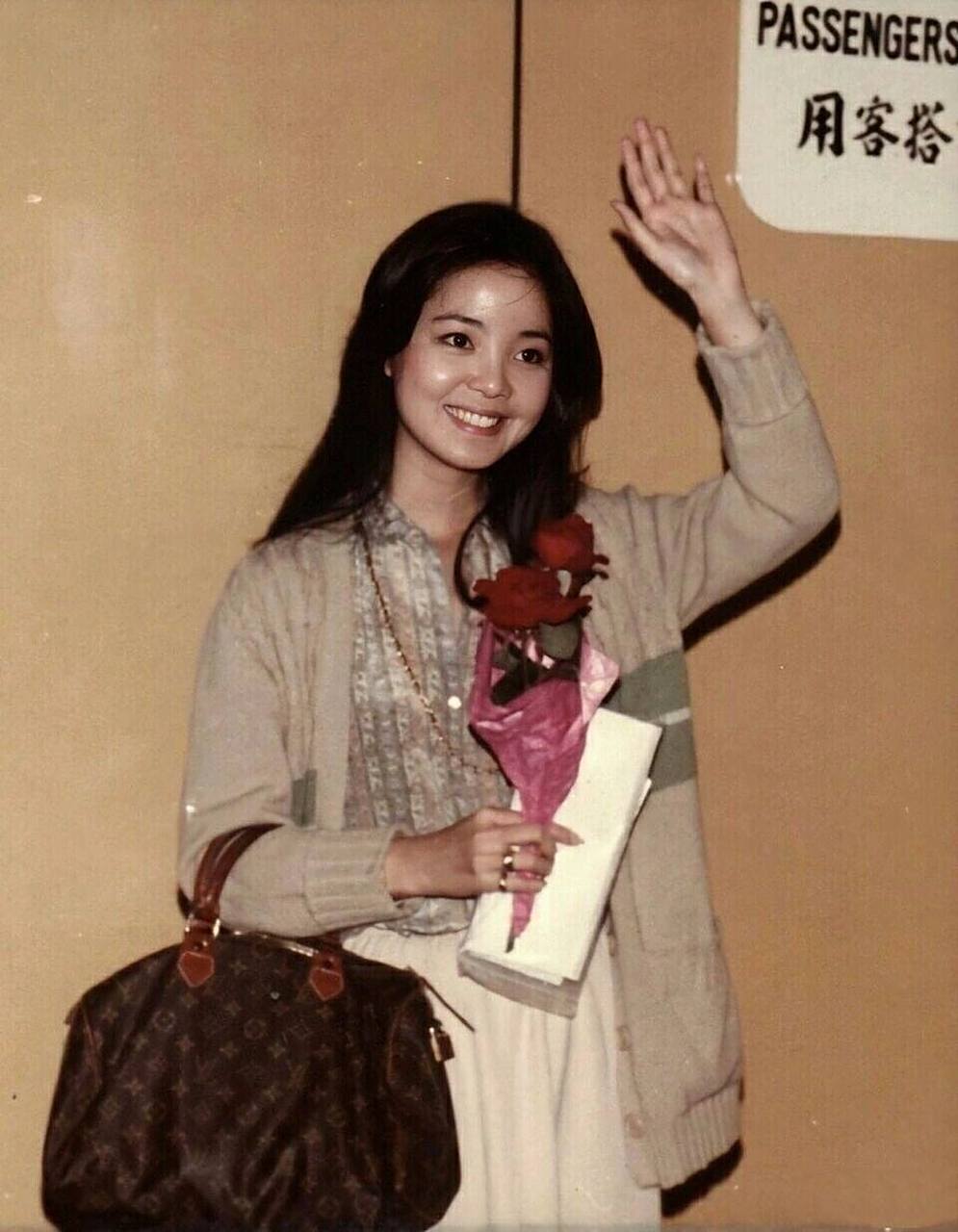 她好耐看 越看越美 明眸皓齿,脸若银盘,怎么看都不是个寿短的相,怎么