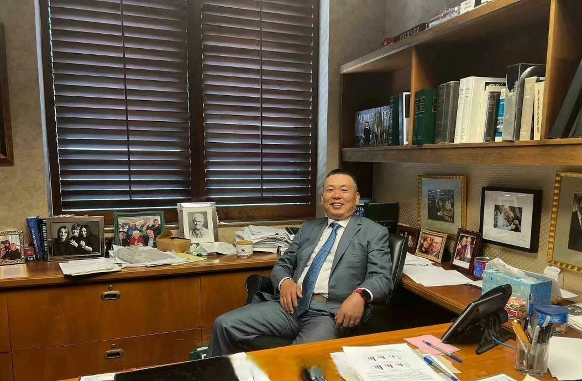 段永平在沃伦·巴菲特的办公室拍了一张照片,这油光满面的,春风得意啊