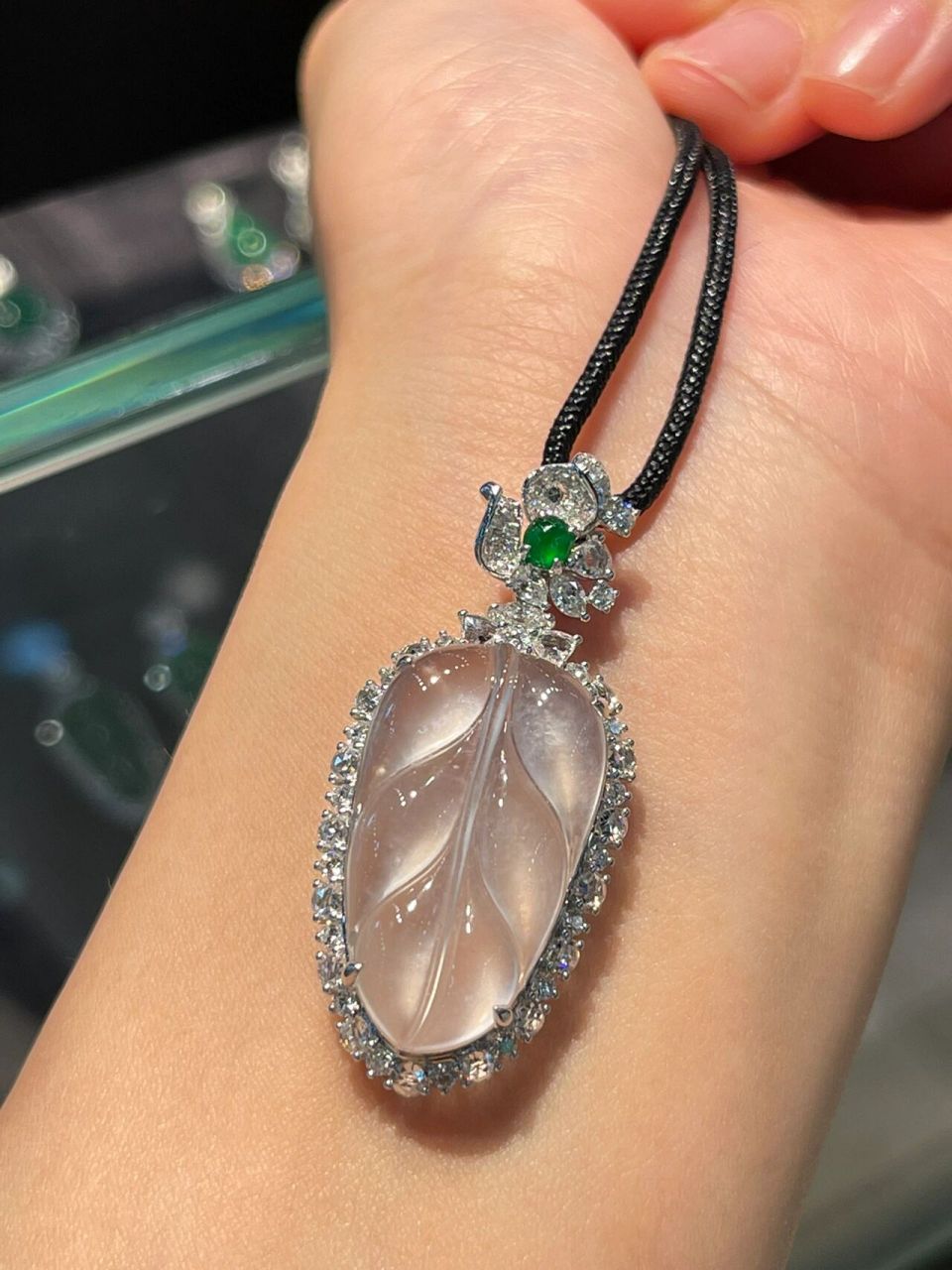 天然翡翠金枝玉叶吊坠98高冰起荧光 女性佩戴翡翠树叶,寓意金枝玉叶