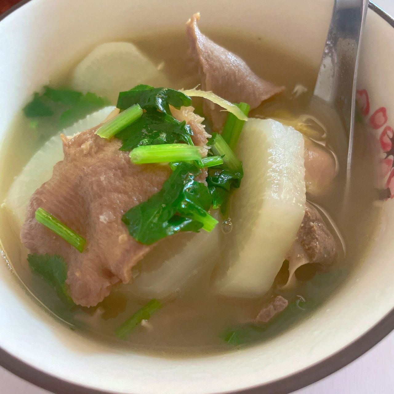 今日份菜单:萝卜牛杂汤 	 材料准备: 1.