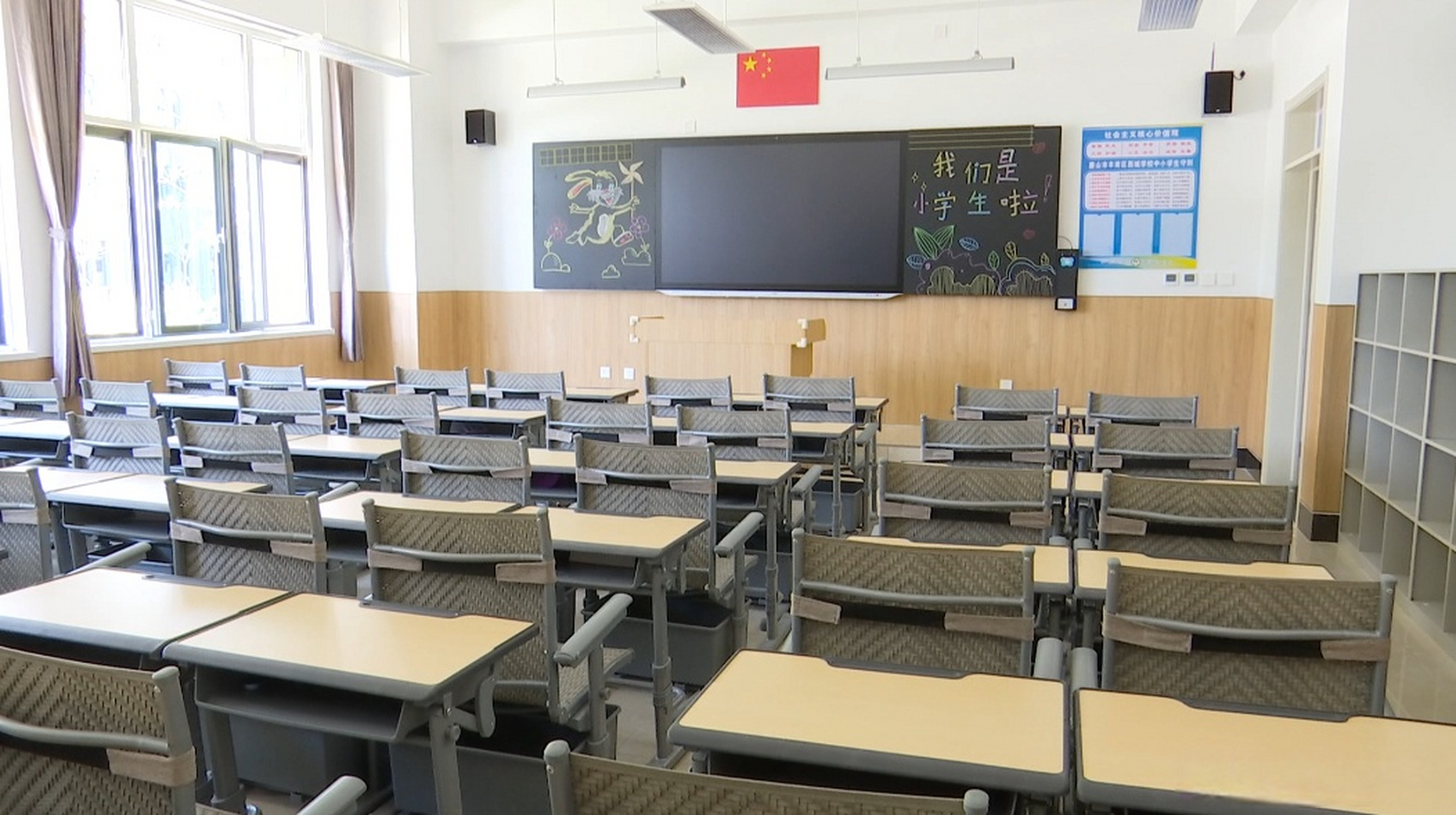 丰南发布# 【西城学校:紧锣密鼓迎开学】 目前,丰南区西城学校教室内