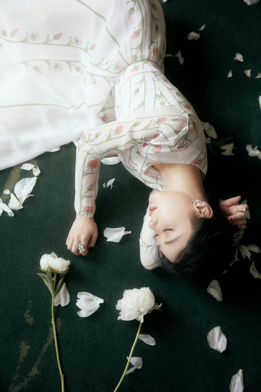 杨紫拍照的时候都爱躺着 躺着拍的照片也没有一组好看的