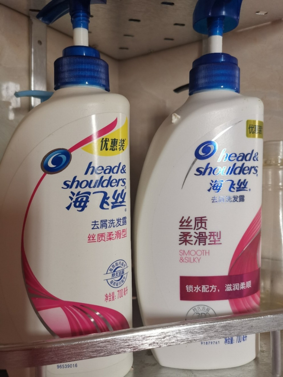 真假海飞丝 假海飞丝洗完头发痒,和没洗一样,挤出来很稀.
