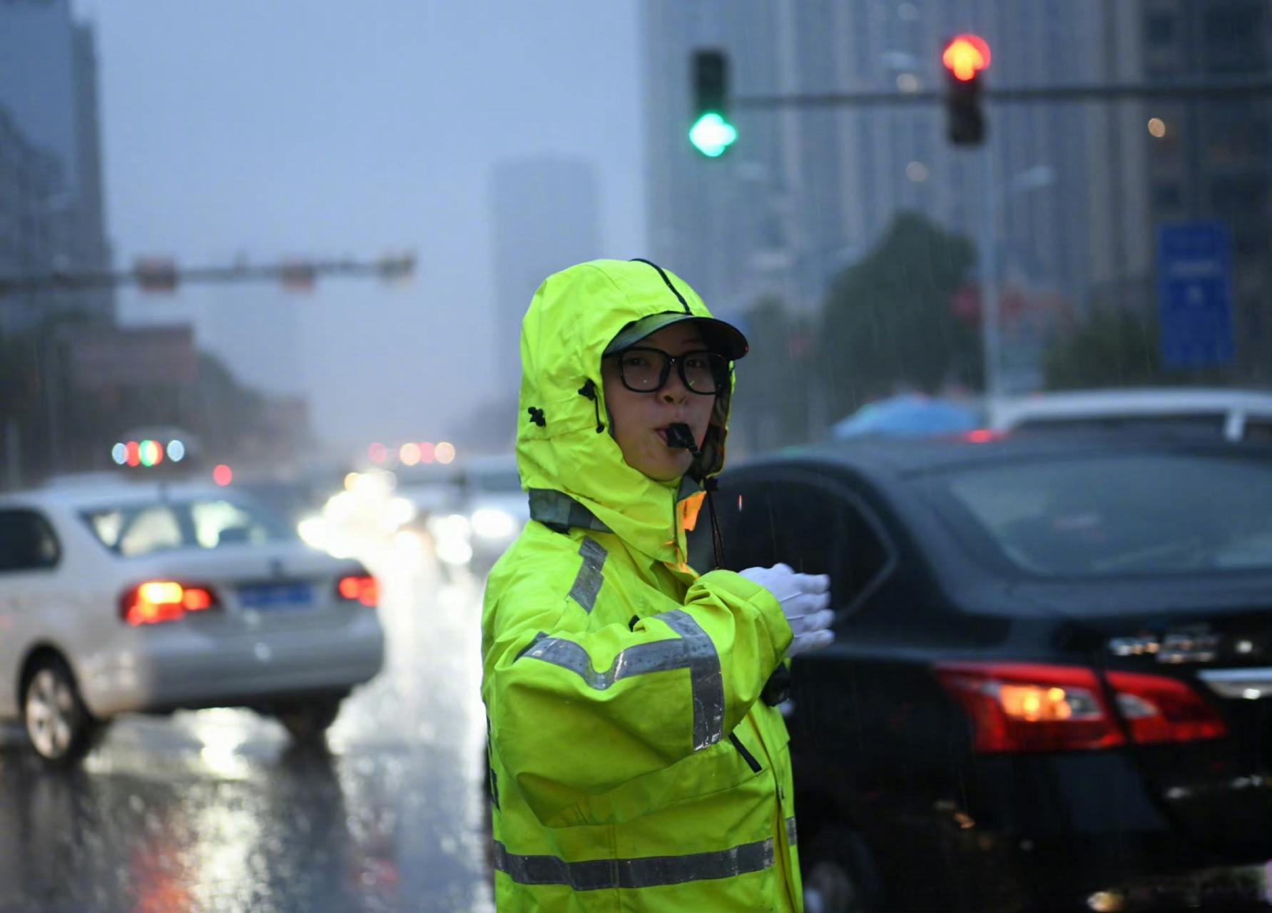 】今天上午,湖南娄底城区下起瓢泼大雨,给