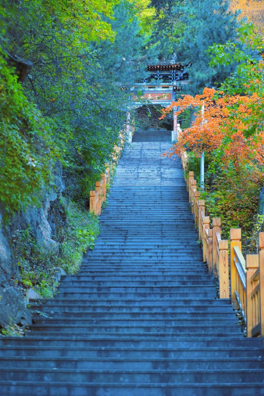 陇右名山——甘肃兰州兴隆山 游玩路线自东山穿云龙桥,过牌坊门,徒步