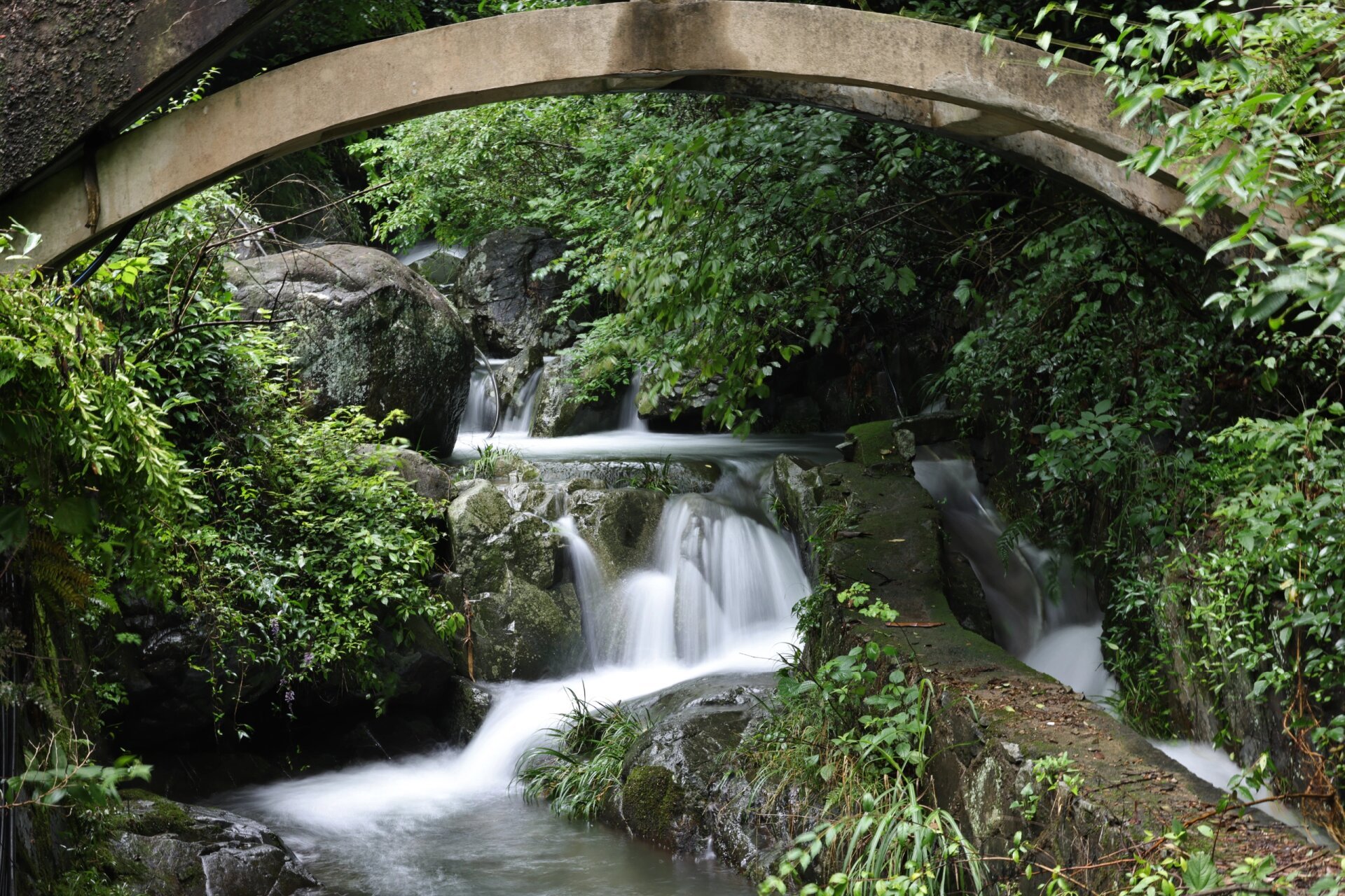 久在樊笼中 复得返自然—江南碧坞风景区 碧坞潭瀑布自天泉山巅,如百