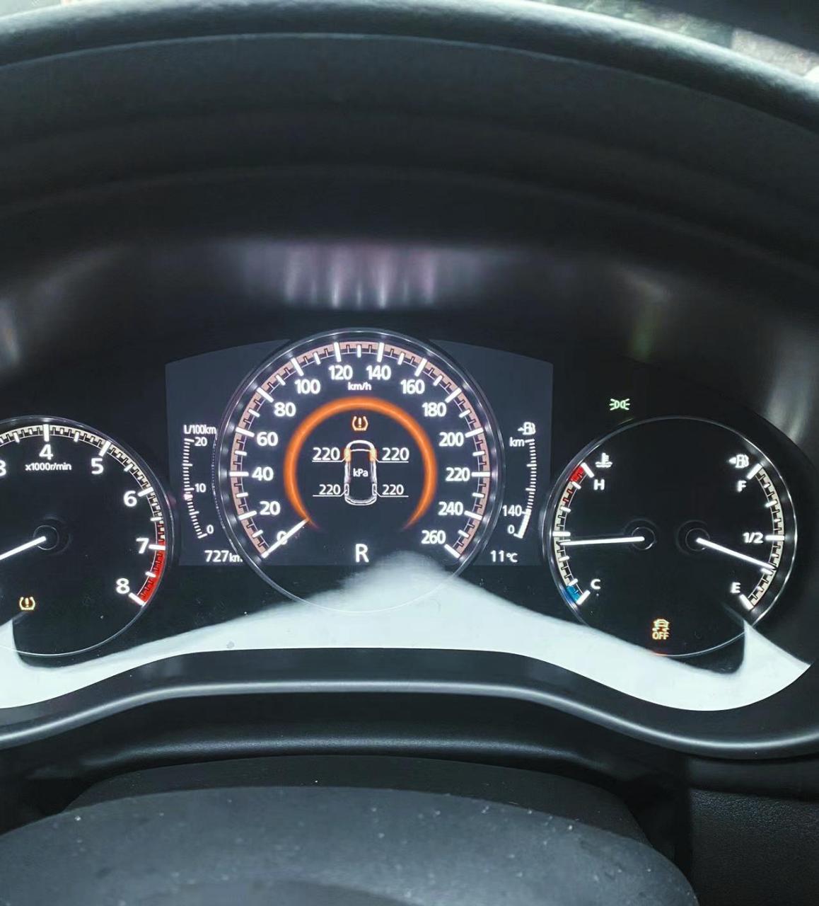 次世代昂克赛拉有胎压报警,如果胎压不足会亮警示灯并且还会显示胎压