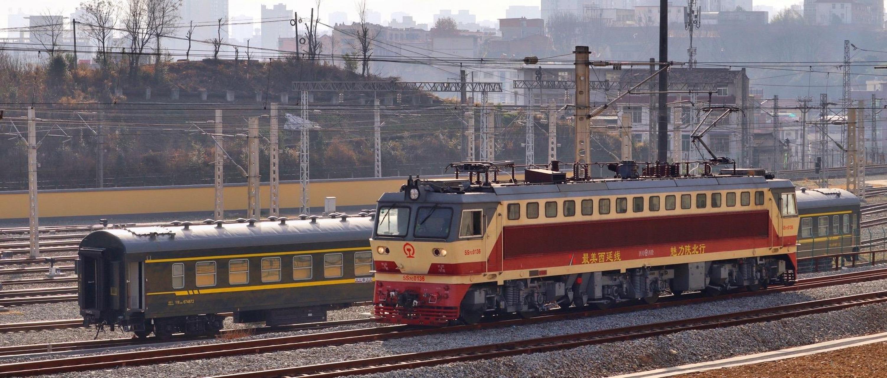 韶山7c型电力机车拍火车 西安 铁路