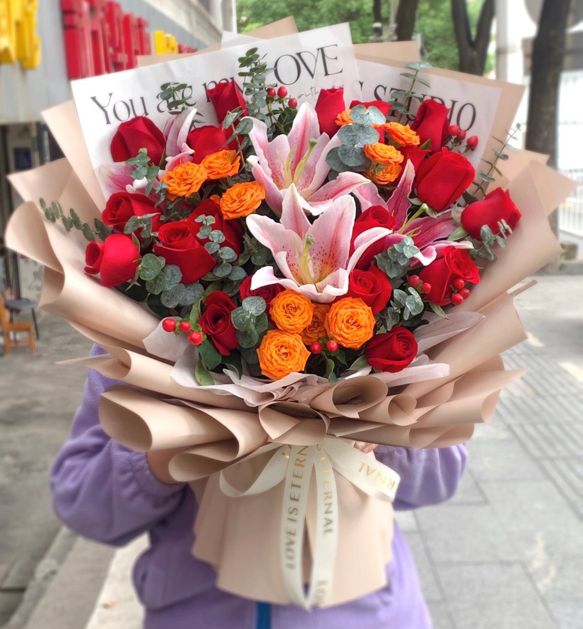 传统经典款红玫瑰百合混搭花束