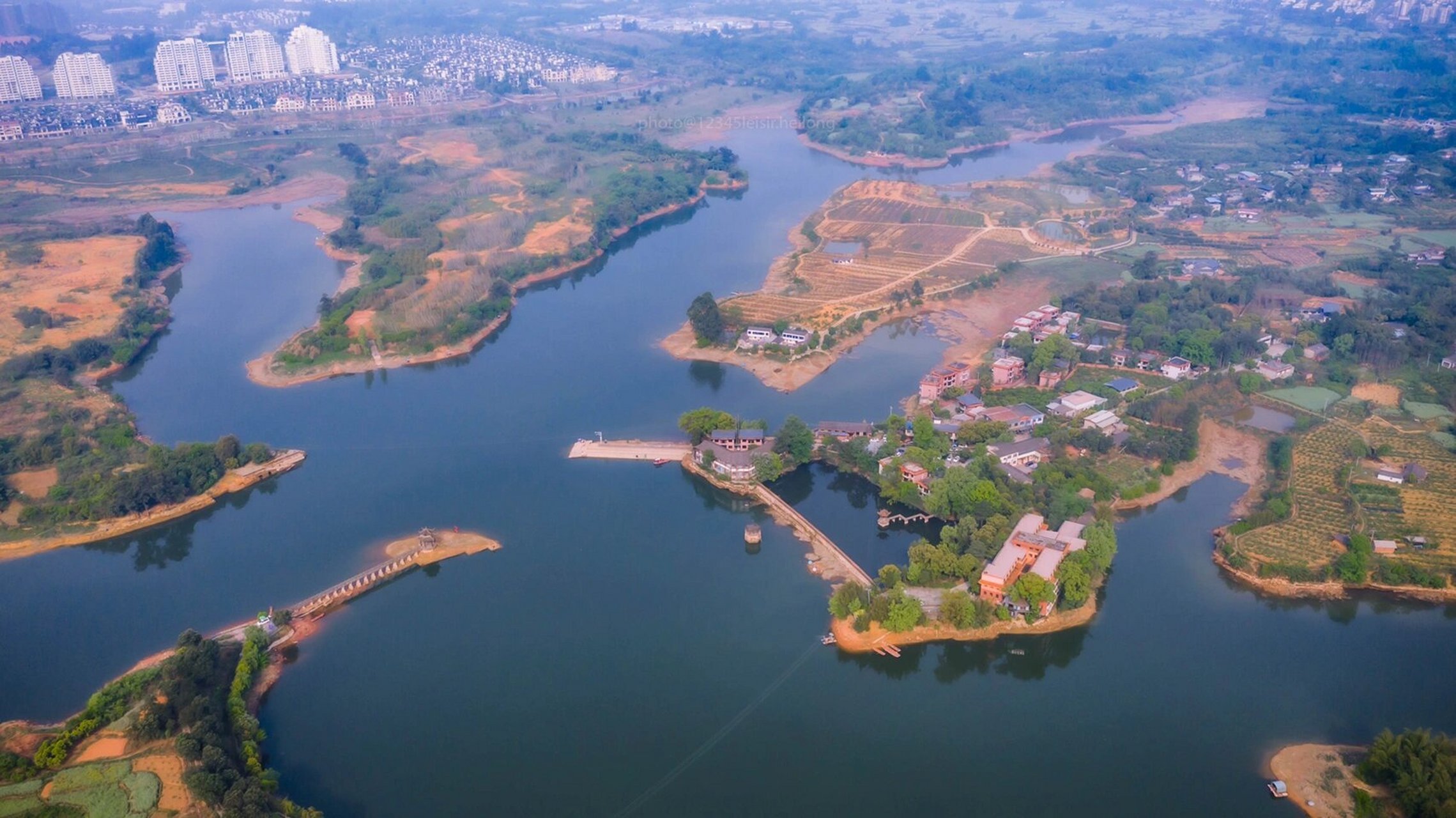 新钓点 	 这里是眉山市仁寿县黑龙滩水库 其中的一个地点 位于小岛上.