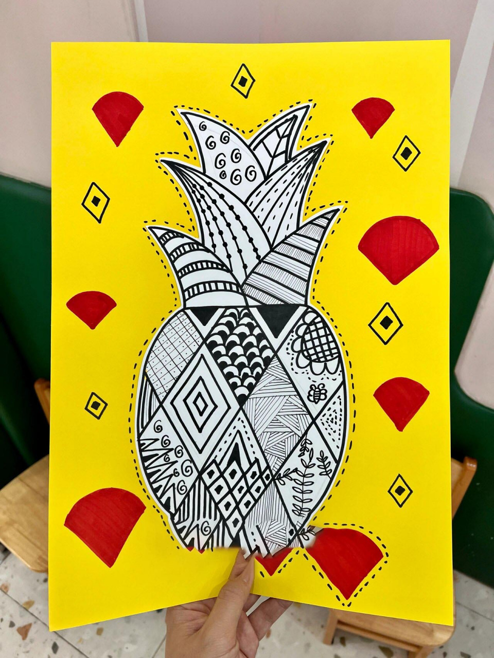 菠萝简化创意儿童画 今天画一个简易版的菠萝线描画,菠萝身体上的网格