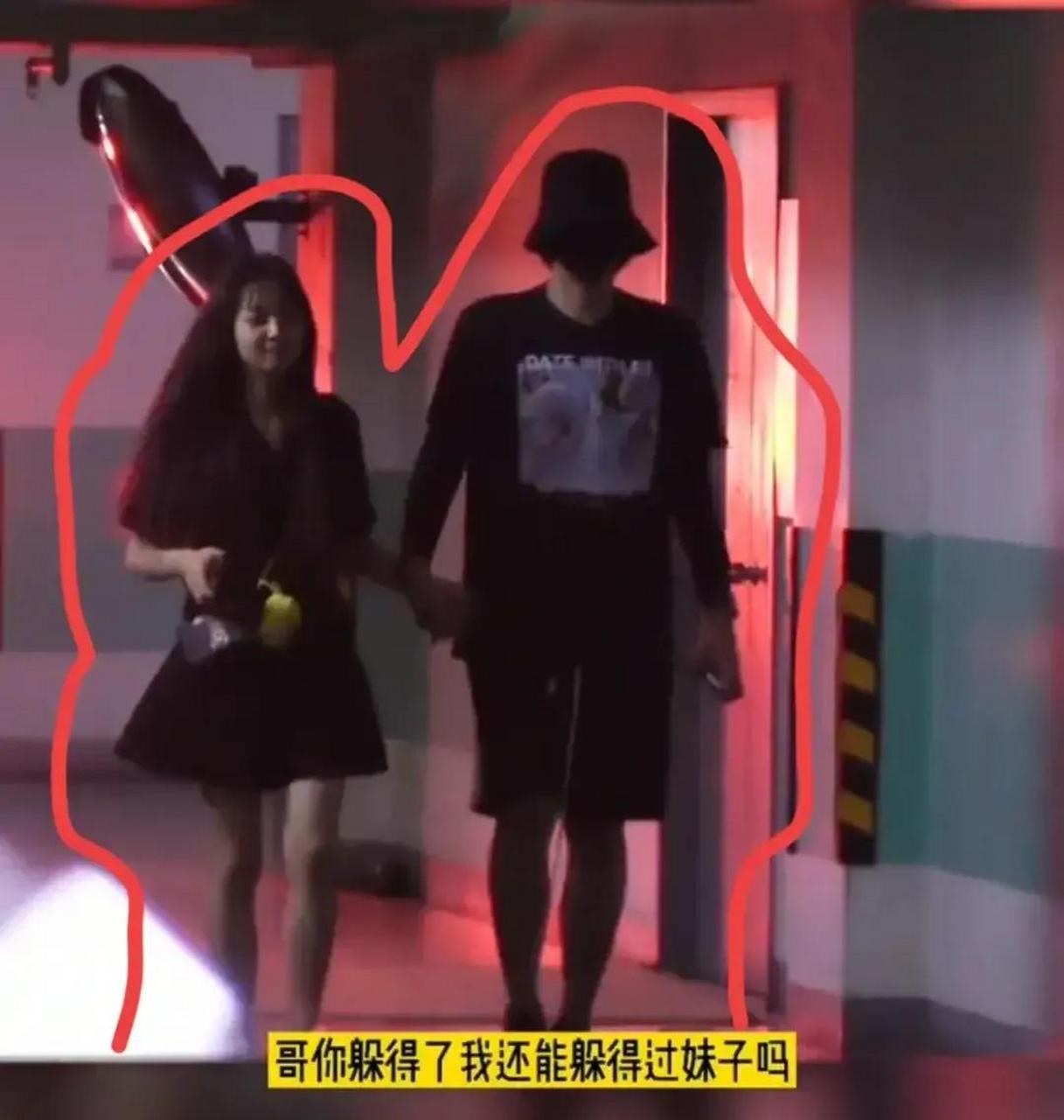 11月17日一大早,狗仔就晒出知名女星秦牛正威跟一男子牵手回家的