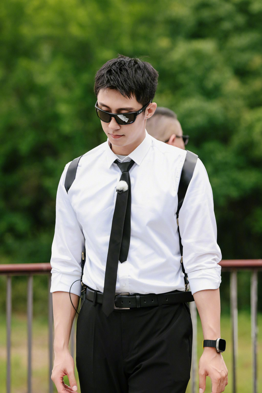 今天极挑团@大张伟 @黄景瑜 黄明昊@justin黄明昊 @黄晓明 @贾乃亮