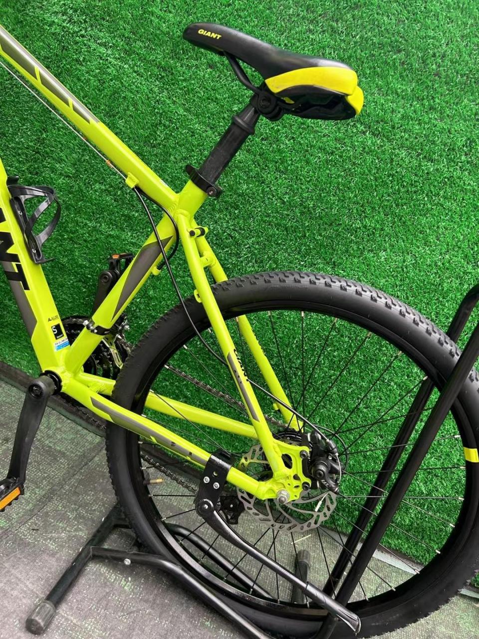 捷安特atx610,配置禧玛洛21速线拉碟刹,s铝合金车架26轮组,适合148到