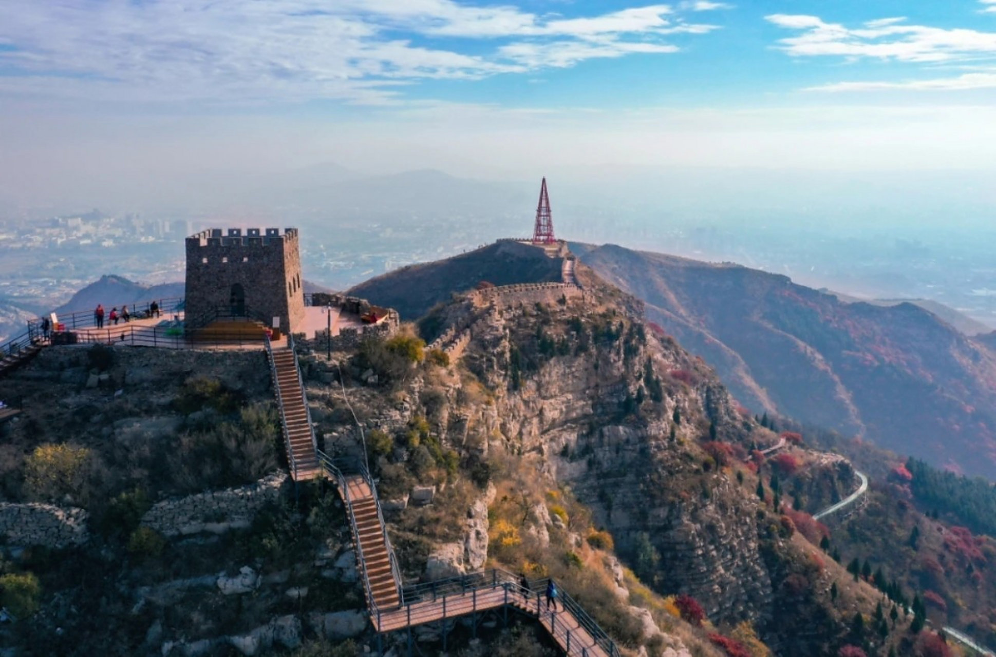 红叶柿岩旅游区位于山东省淄博市博山区和尚房村(滨莱高速博山晨谮