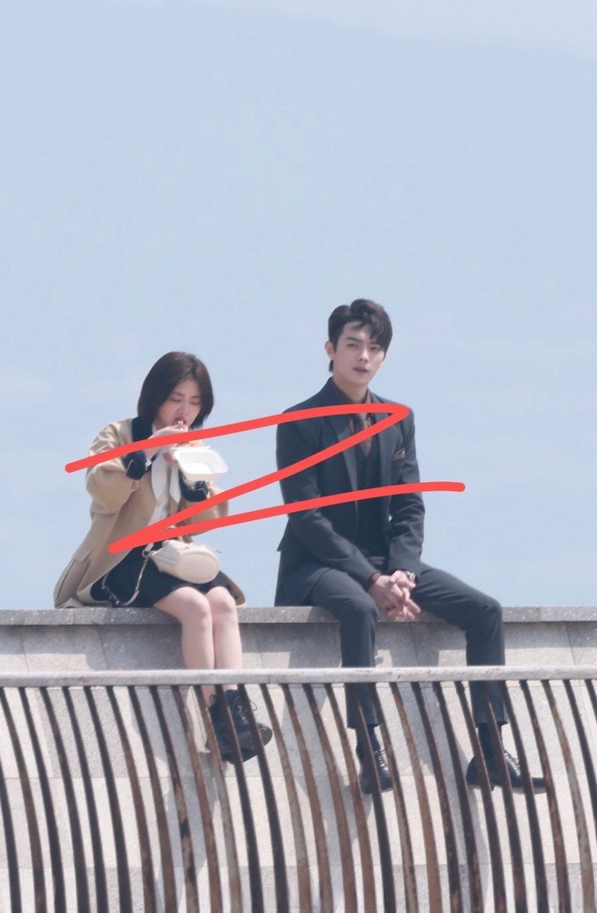 谭松韵 许凯《你比星光美丽》屋顶吃东西还有拥抱路透,身高差瞩目.