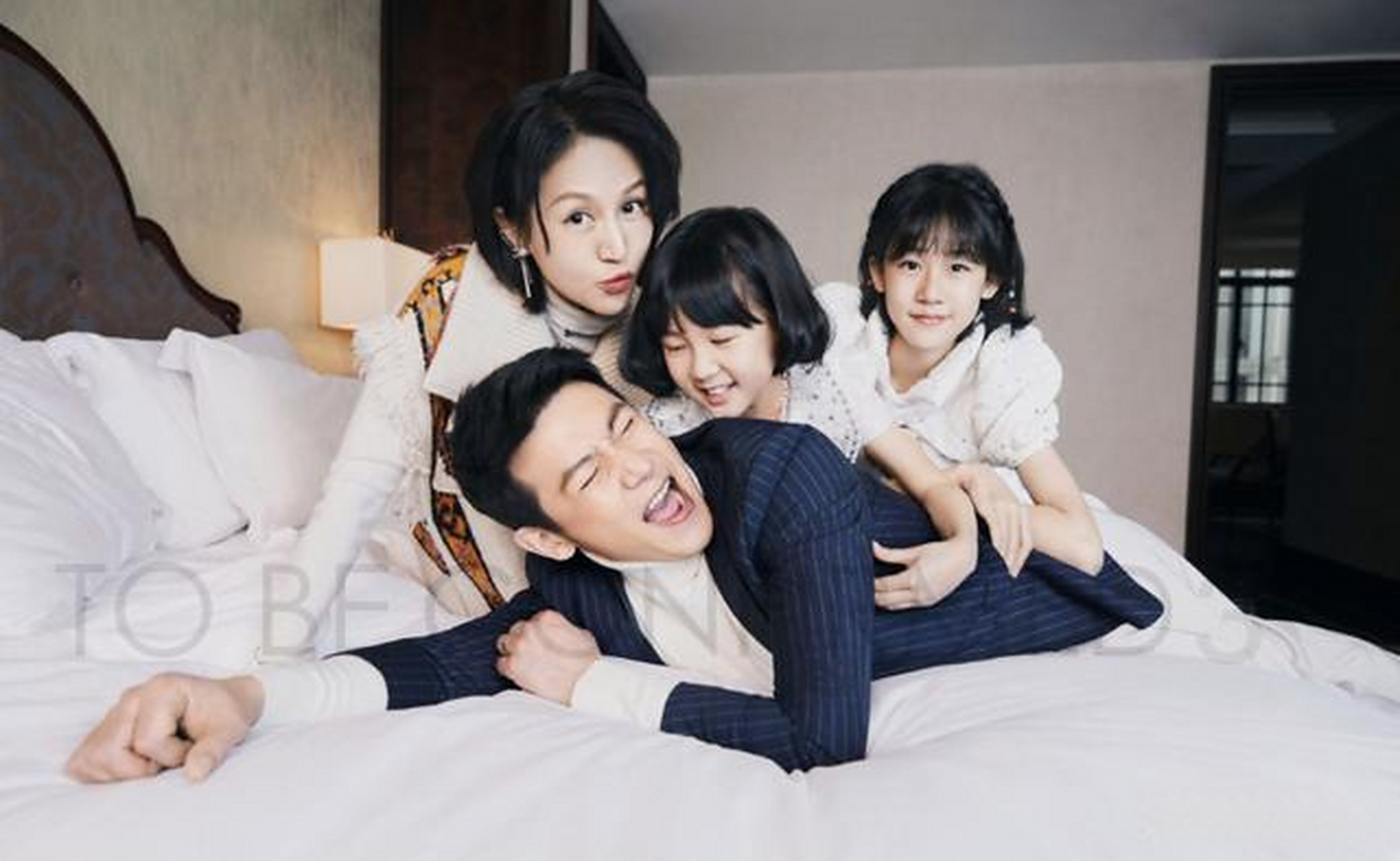 陆毅和老婆鲍蕾在孩子们面前,也不会故意保持距离,而是会像往常一样