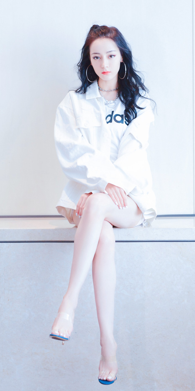 迪丽热巴大长腿写真壁纸:人美身材好,颜值在线,美腿吸睛.