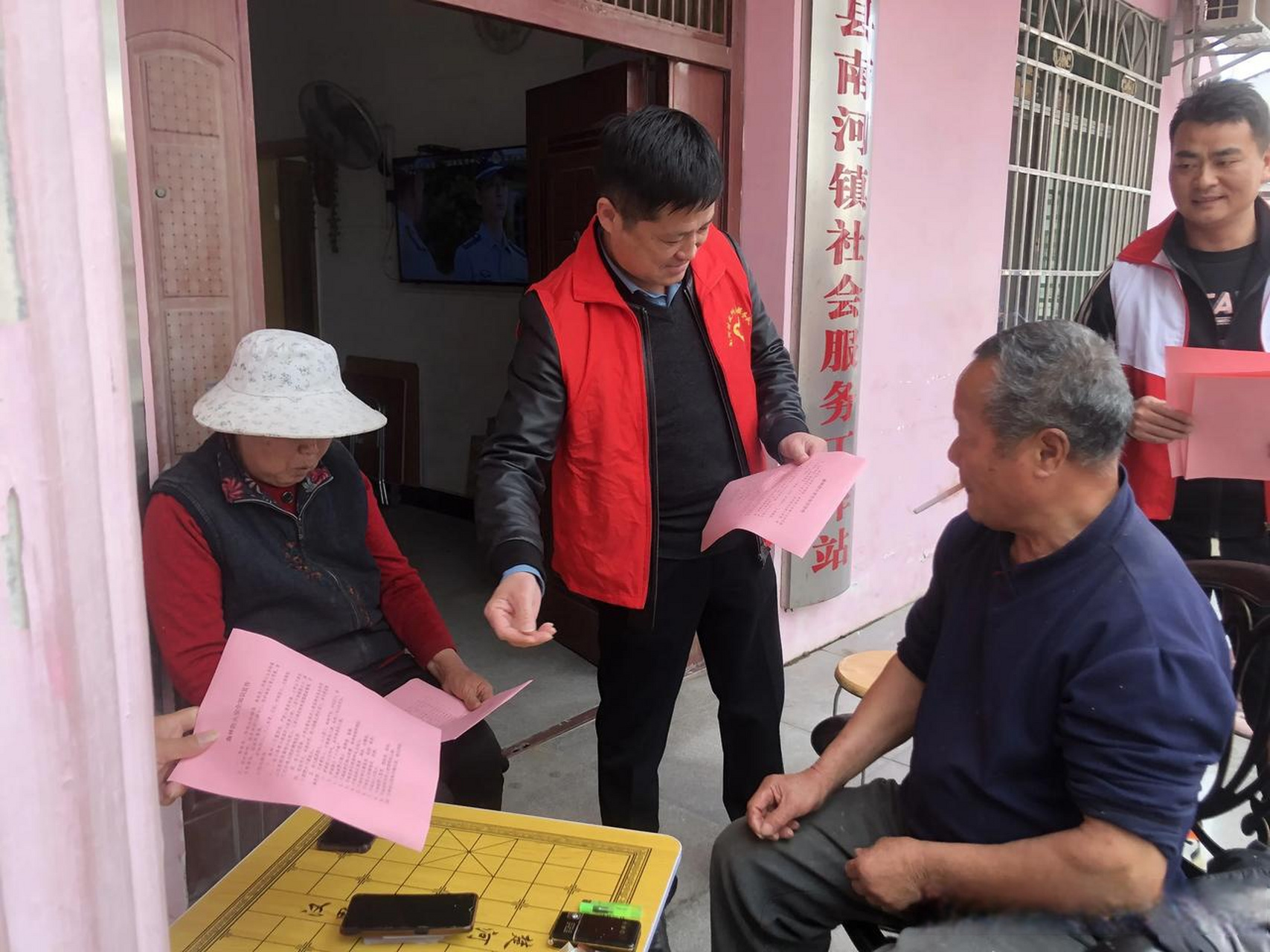 英山县南河镇财政所进村入户开展森林防火 宣传志愿活动  清明节将至