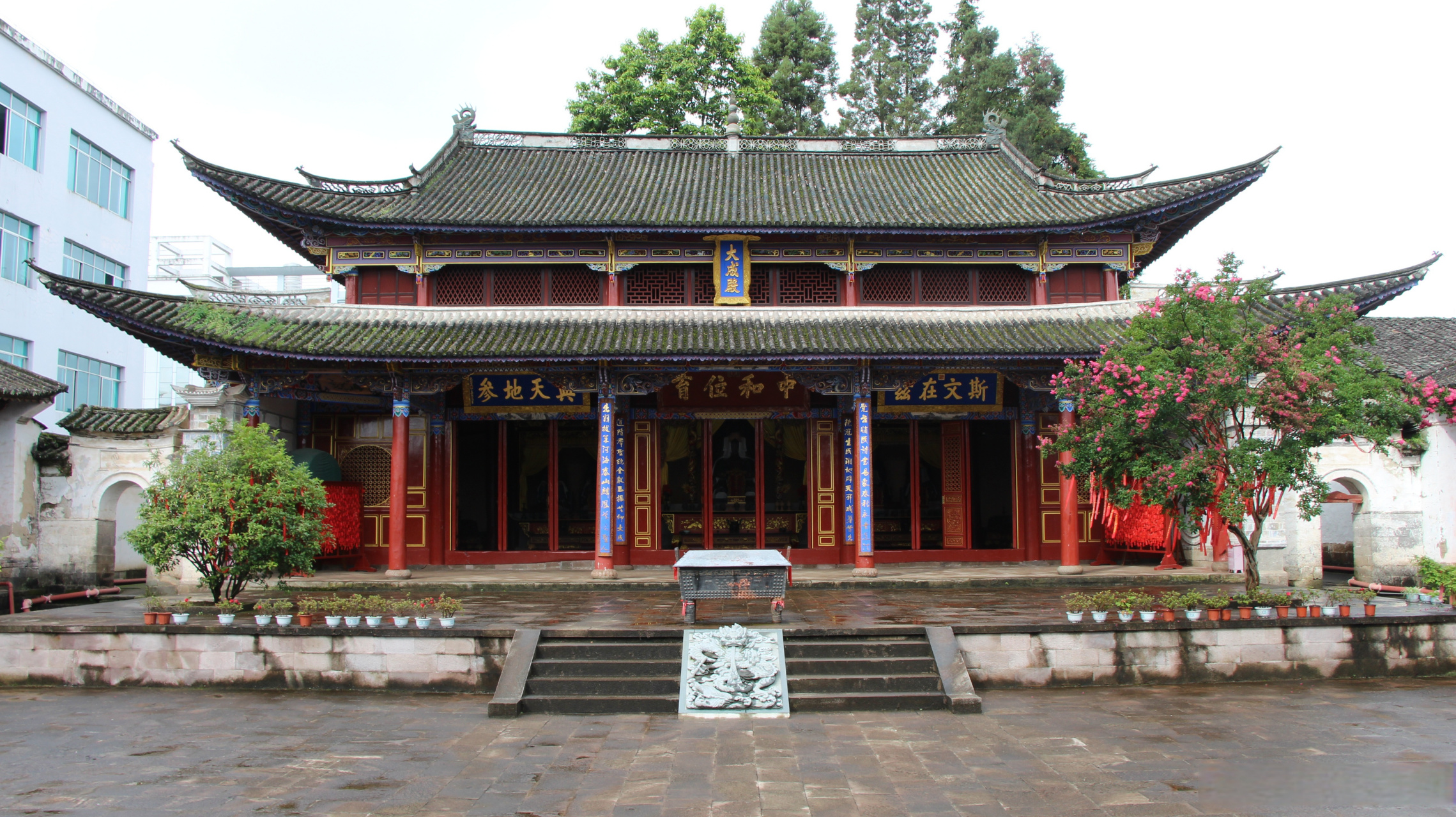 腾冲文庙位于腾冲城中心,是怒江以西唯一的尊师重教胜地,是腾冲"焦土