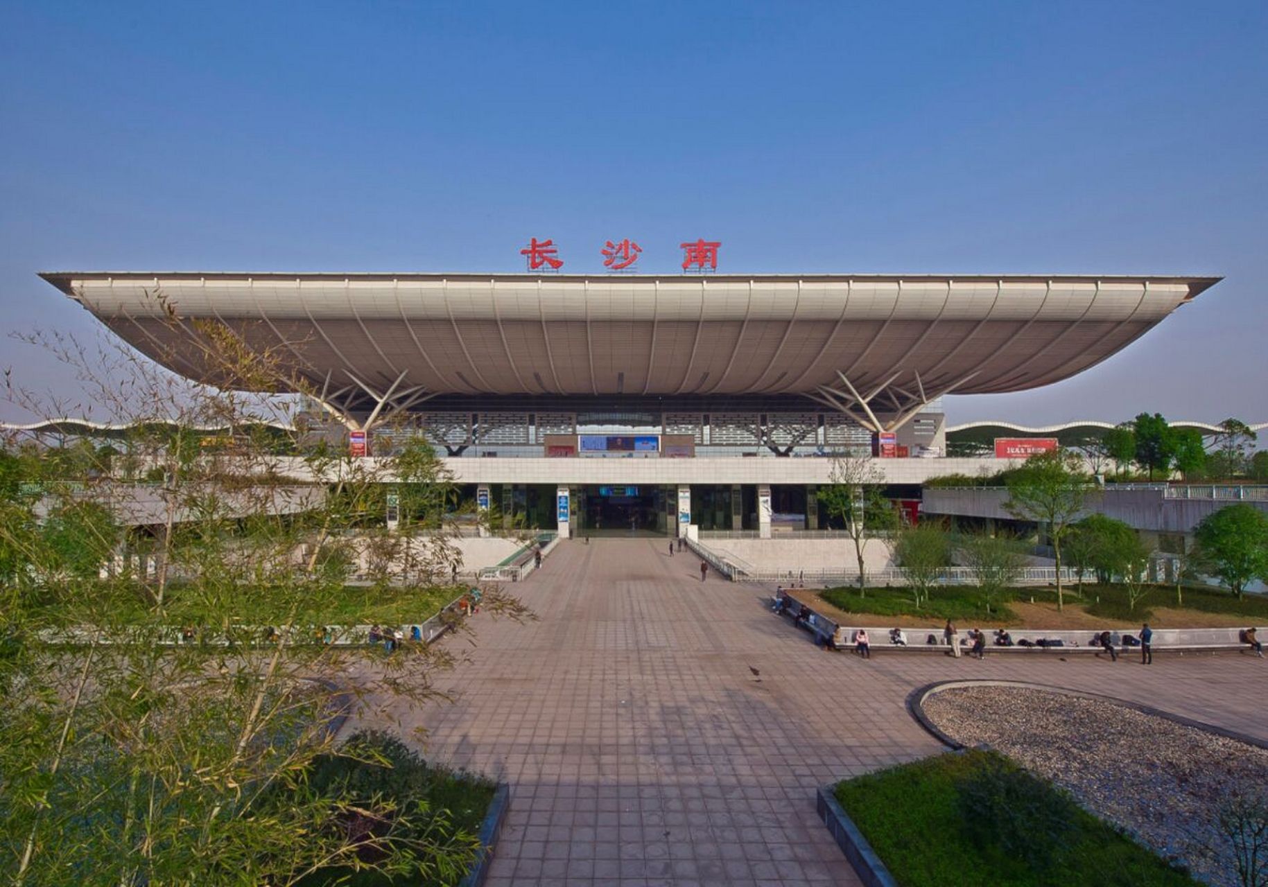 长沙南站高铁站停车攻略 在长沙南站高铁站附近有不少的停车场,一天的