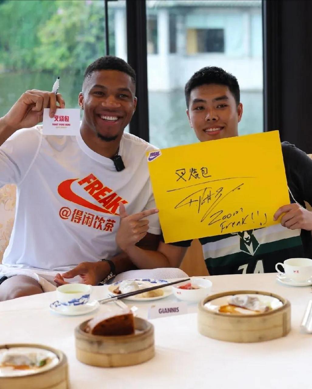 接受膝盖清理手术的雄鹿当家球星字母哥中国行,品尝国内美食并与粉丝