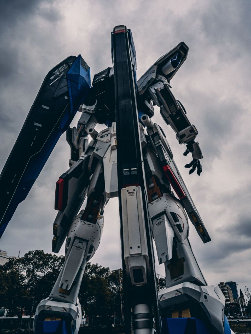 自由高达立像落地上海金桥,比东京还拉风～ 前段时间老是被朋友安利说