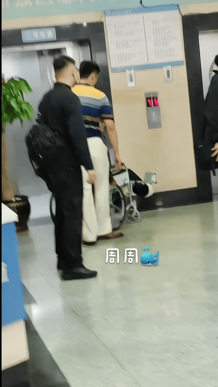 黄景瑜帮老人推轮椅#黄景瑜这小子挺有眼力价儿的!