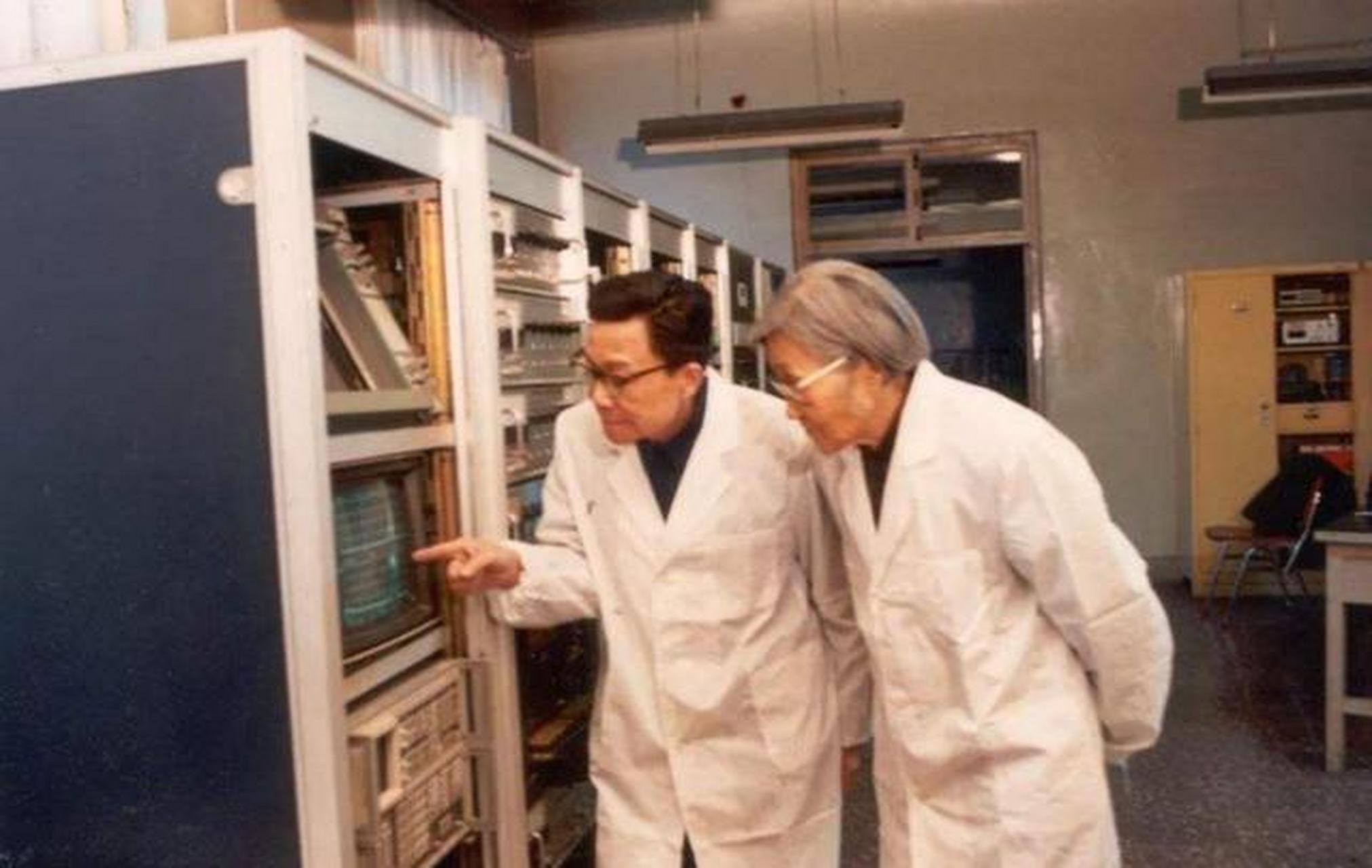 1953年,乌伦贝克教授质问王承书道:"你的中国什么都没有,你还愿意回去