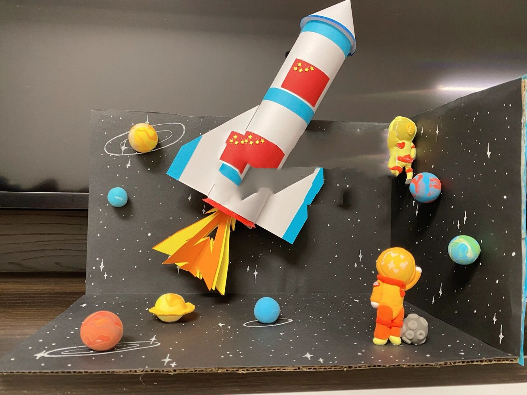 小学生科技手工作品 学校最近在搞科技周手工参展活动,交科技手工作业