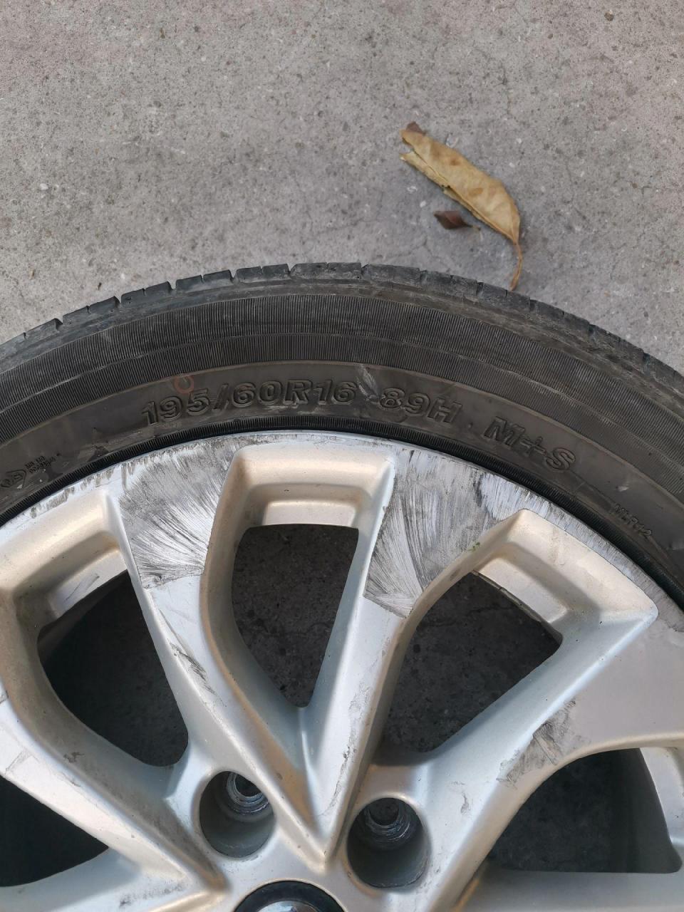 尼桑轩逸轮胎爆胎抛锚中,更换电池及施救完工