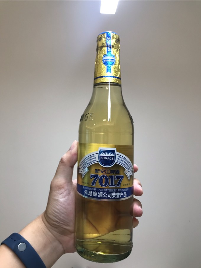 品尝新安江7017啤酒感受夏日的清凉