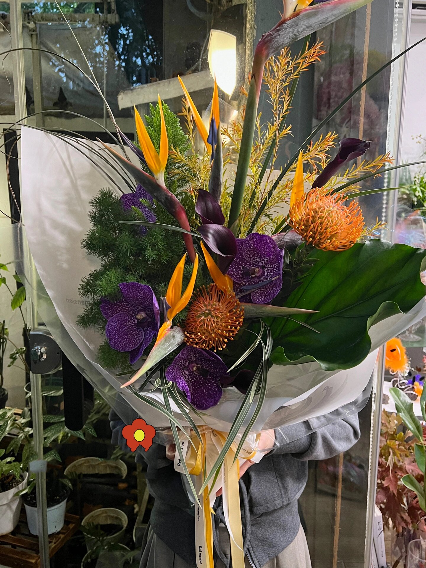 鹤望兰,胡姬,松们组成一束中式花束97