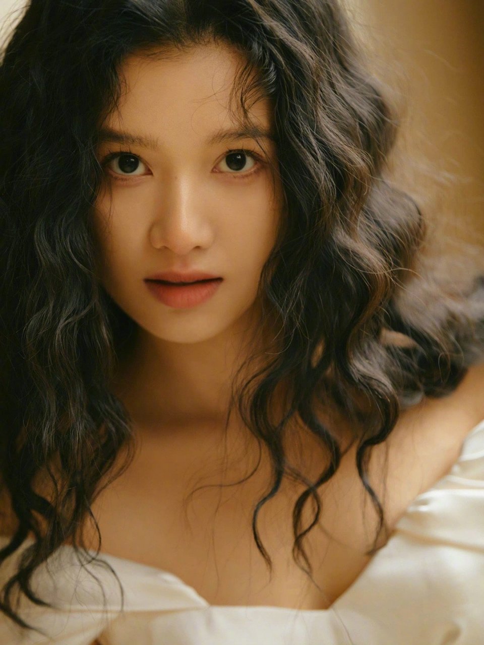 张婧仪柔美优雅少女感写真大片壁纸,露肩白裙,微卷长发,甜笑可人